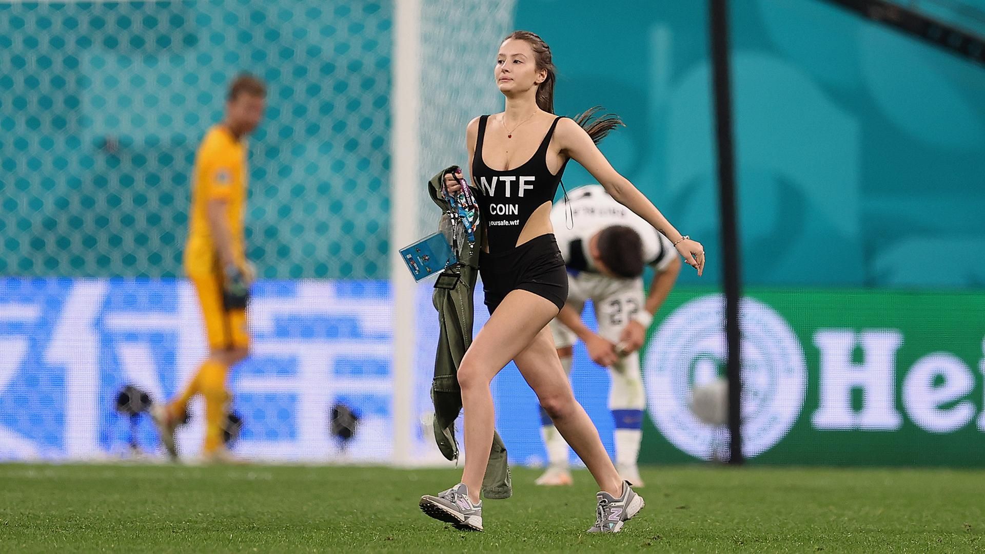 Оголена вболівальниця в Росії мало не зірвала матч Євро-2020, вибігши на поле: фото