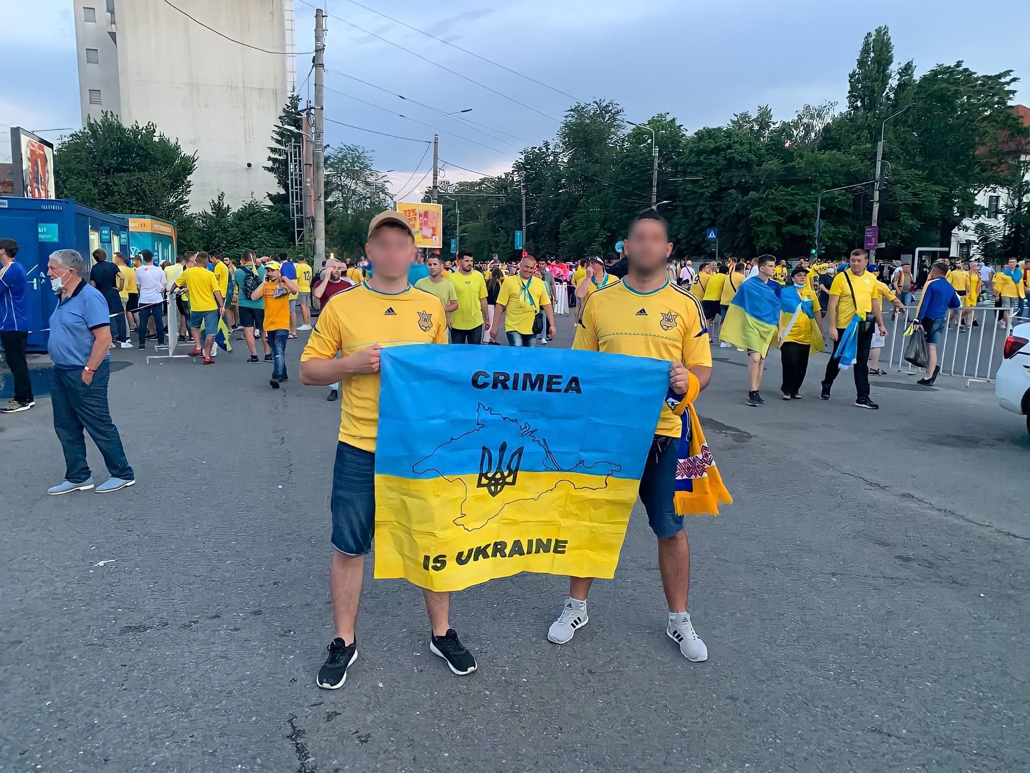 Через флаг с картой Крыма: украинцев в Бухаресте не пускали на матч