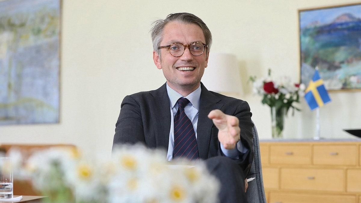 Посол Швеції кумедно привітав Україну з виходом у плей-офф Євро-2020 Посол Швеції кумедно привітав Україну з виходом у плей-офф Євро-2020