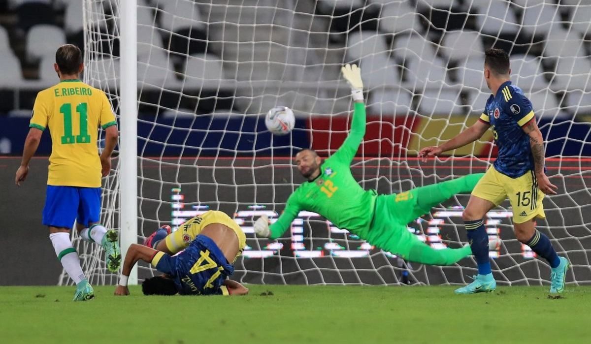 Игрок Колумбии ударом ножницами через себя забил Бразилии – видео