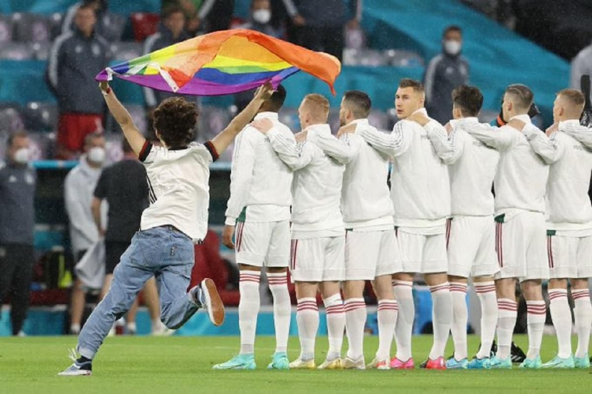 Фан з прапором ЛГБТ вибіг на поле під час матчу Німеччина – Угорщина