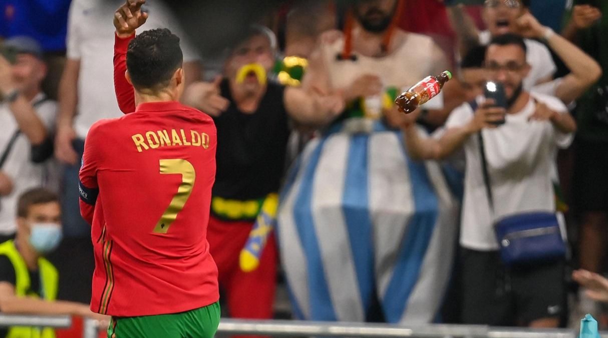 У Роналду кинули пляшкою Coca-Cola під час матчу з Францією У Роналду кинули пляшкою Coca-Cola під час матчу з Францією