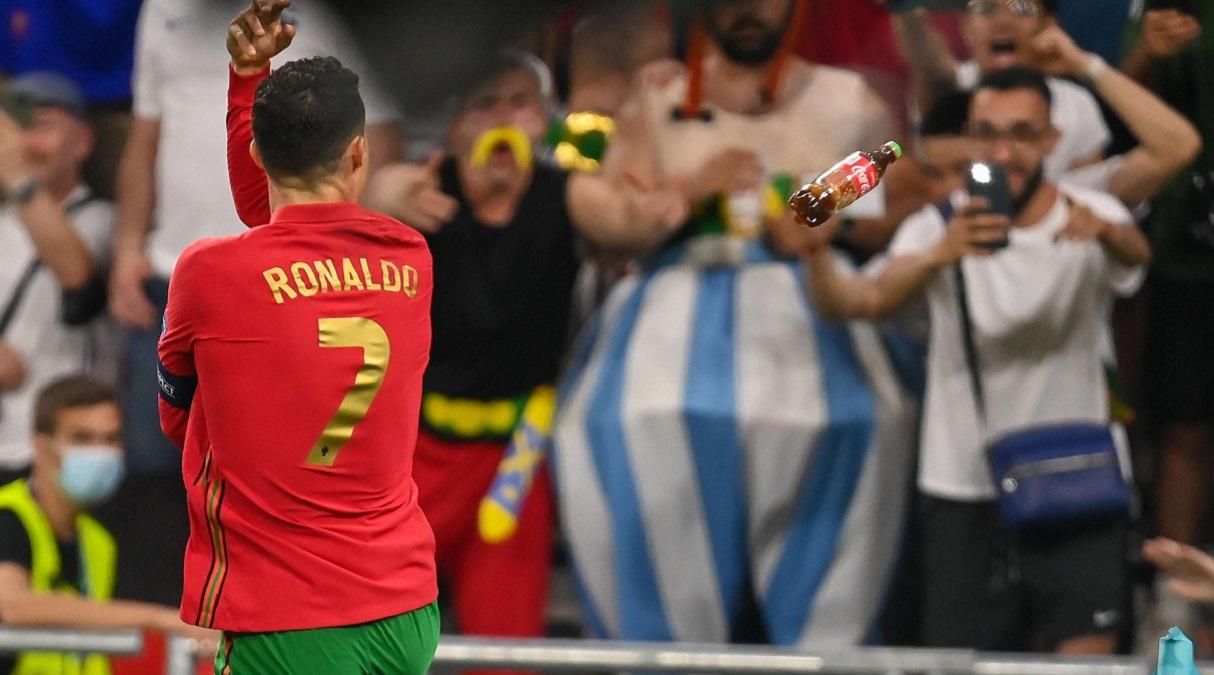 Бумеранг от Coca-Cola: В Роналду бросили бутылкой во время матча Португалия – Франция