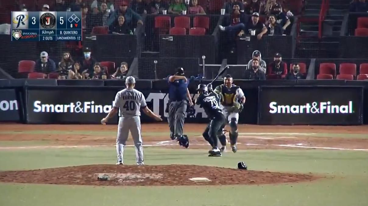 Стенка на стенку с битами: бейсболисты дважды устроили массовую драку во время матча – видео