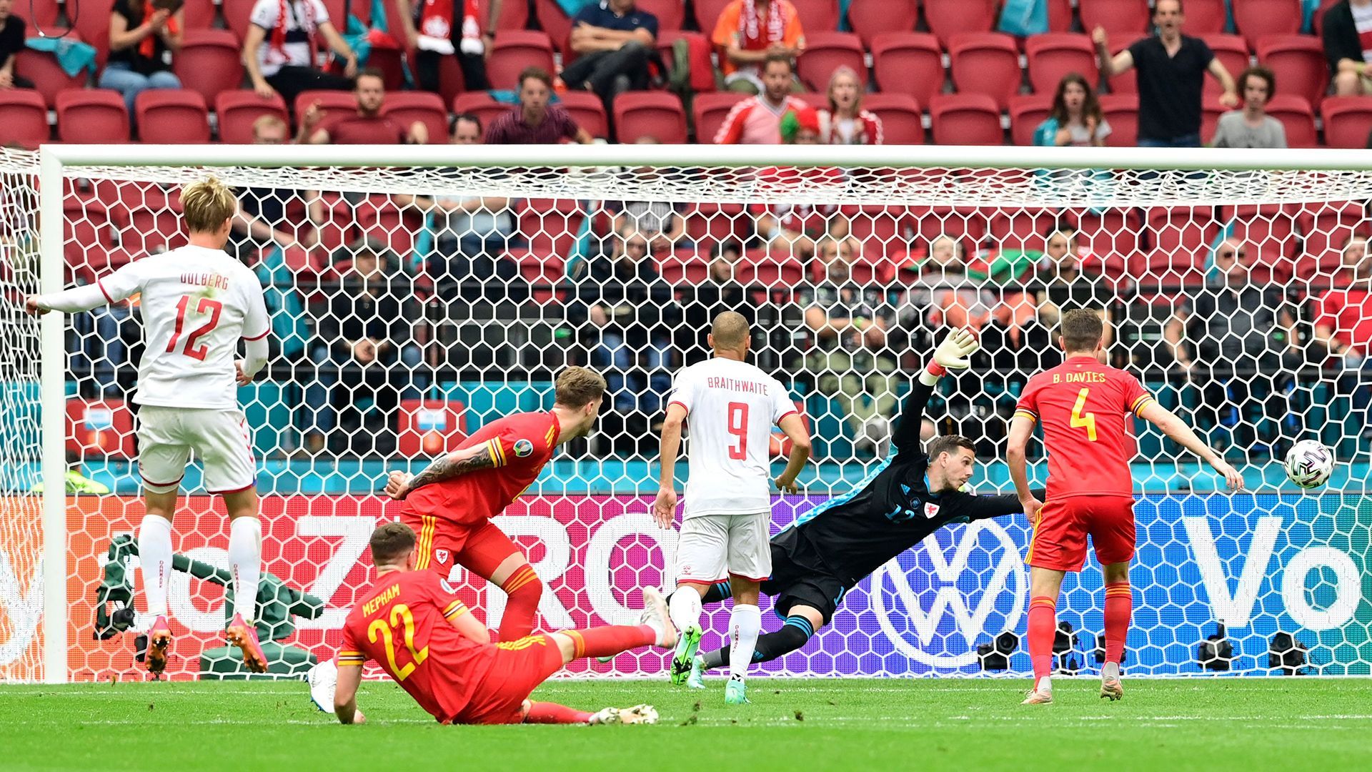 Данія забила гол у ворота Уельсу Данія забила гол у ворота Уельсу