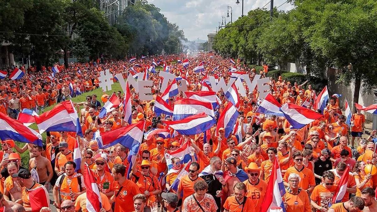 Оранжевое безумие: как болельщики сборной Нидерландов заполонили Будапешт – видео