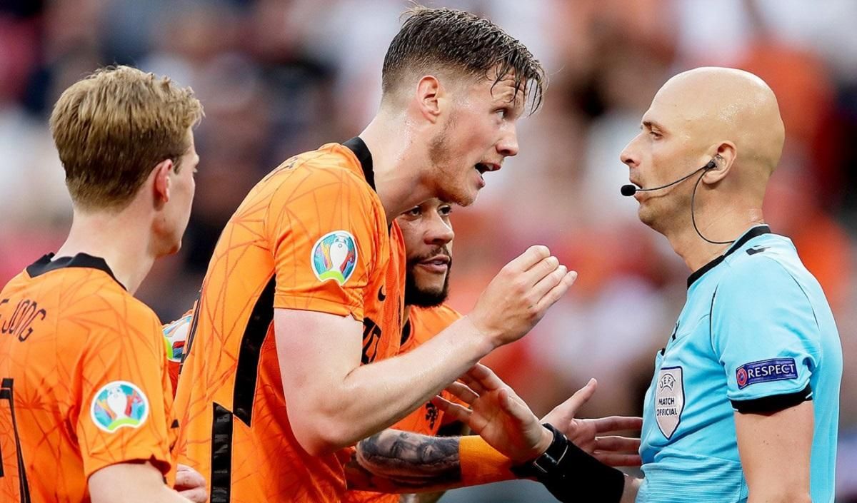 Фанаты Нидерландов угрожают судьи из России после матча на Евро-2020 Фанаты Нидерландов угрожают судьи из России после матча на Евро-2020