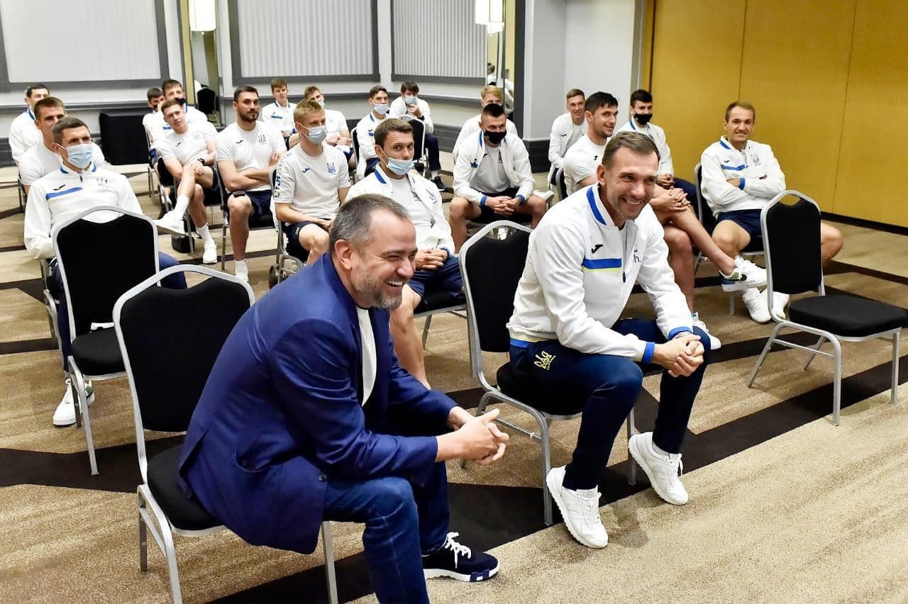 Зеленский поддержал сборную Украины перед матчем со Швецией Зеленский поддержал сборную Украины перед матчем со Швецией