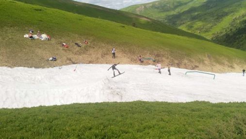 Сезон триває: в Карпатах туристи катаються на лижах у купальниках і шортах – фото