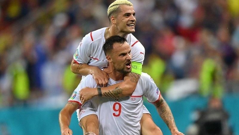 Джака випив Coca-Cola перед серією пенальті у матчі Франція – Швейцарія: чому він це зробив Джака випив Coca-Cola перед серією пенальті у матчі Франція – Швейцарія: чому він це зробив