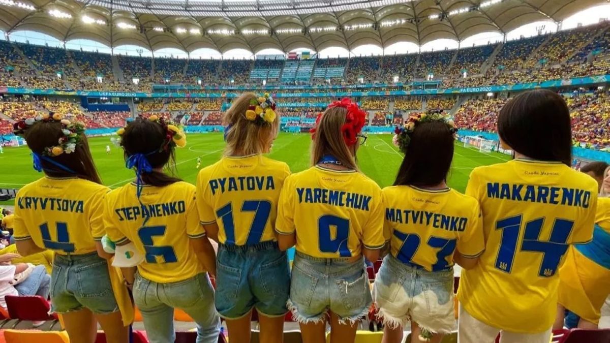 Жены футболистов поддержали сборную перед матчем Украина - Швеция