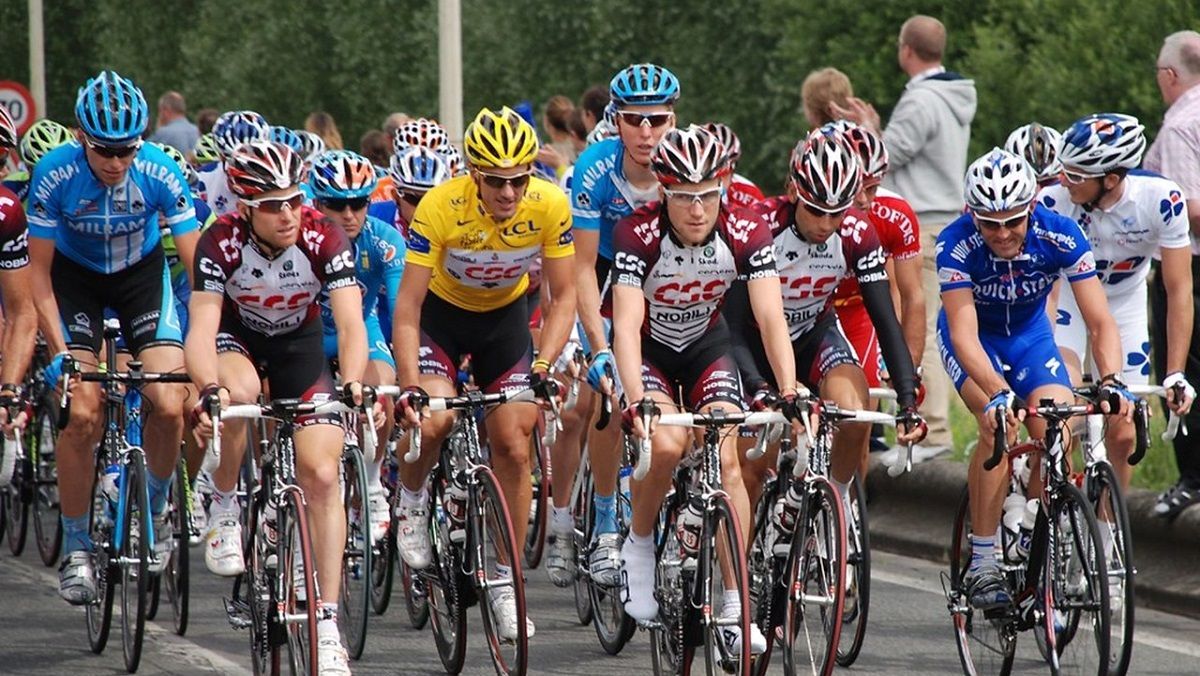 Велосипедисты протестовали после массового падения на Тур де Франс
