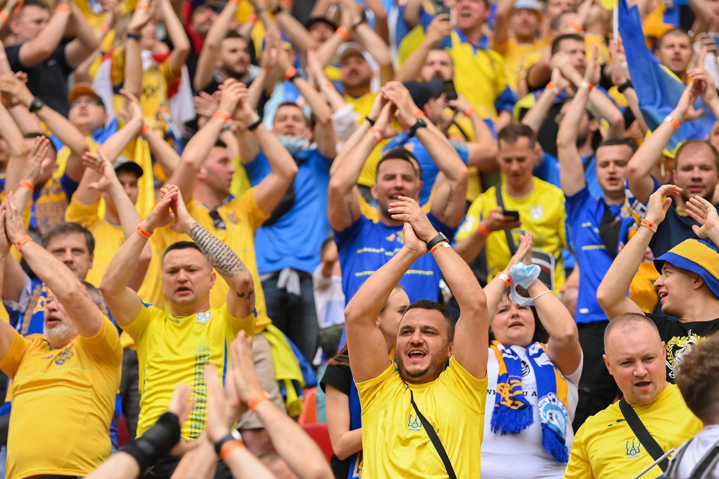 Украинские фаны спели о Путине на матче со Швецией на Евро