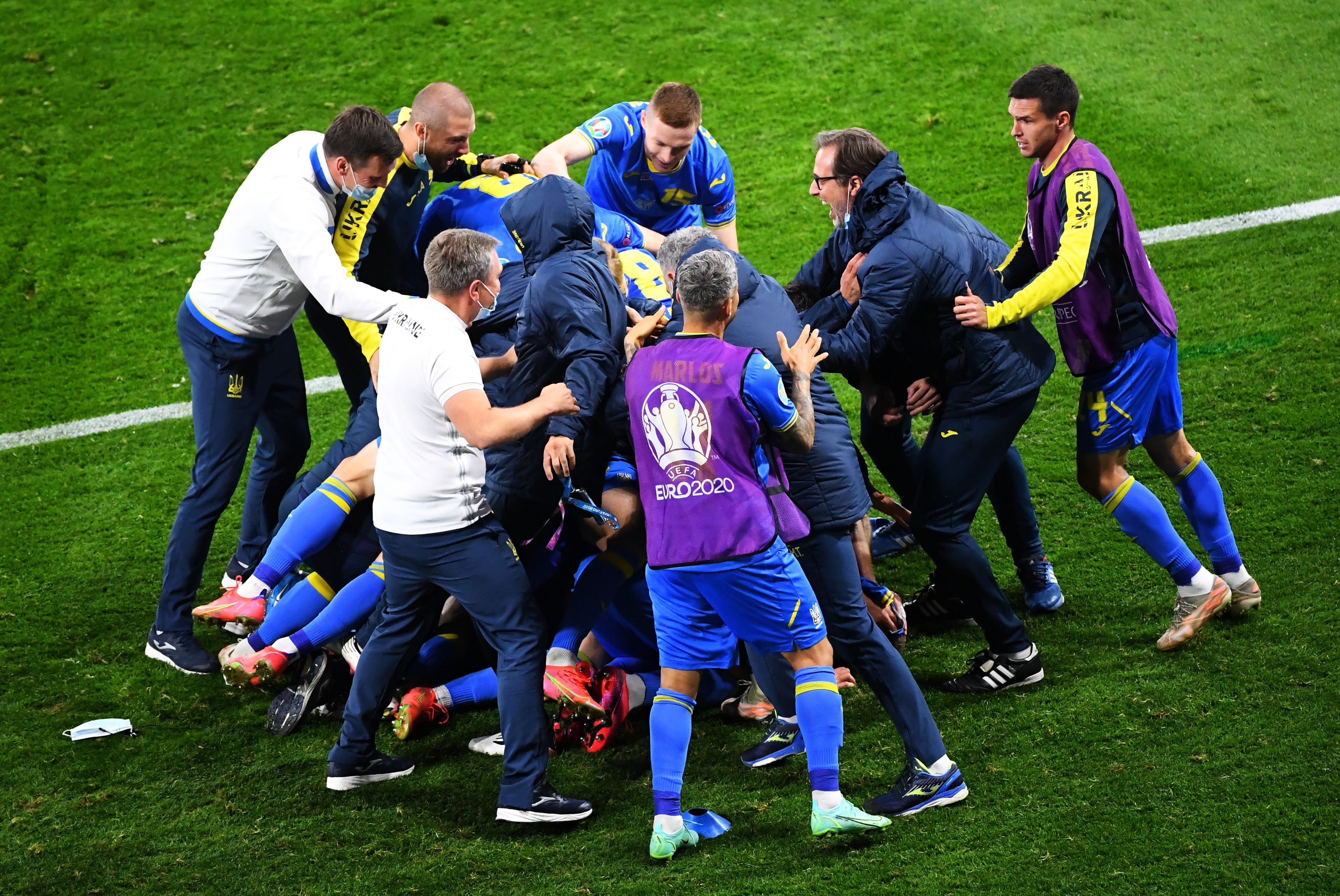 Гравці збірної України відсвяткували перемогу над Швецією на Євро-2020 Гравці збірної України відсвяткували перемогу над Швецією на Євро-2020