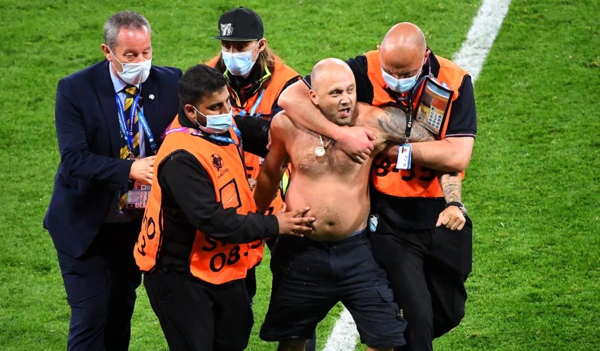 Фанат вибіг на поле у матчі Швеція – Україна – відео Фанат вибіг на поле у матчі Швеція – Україна – відео