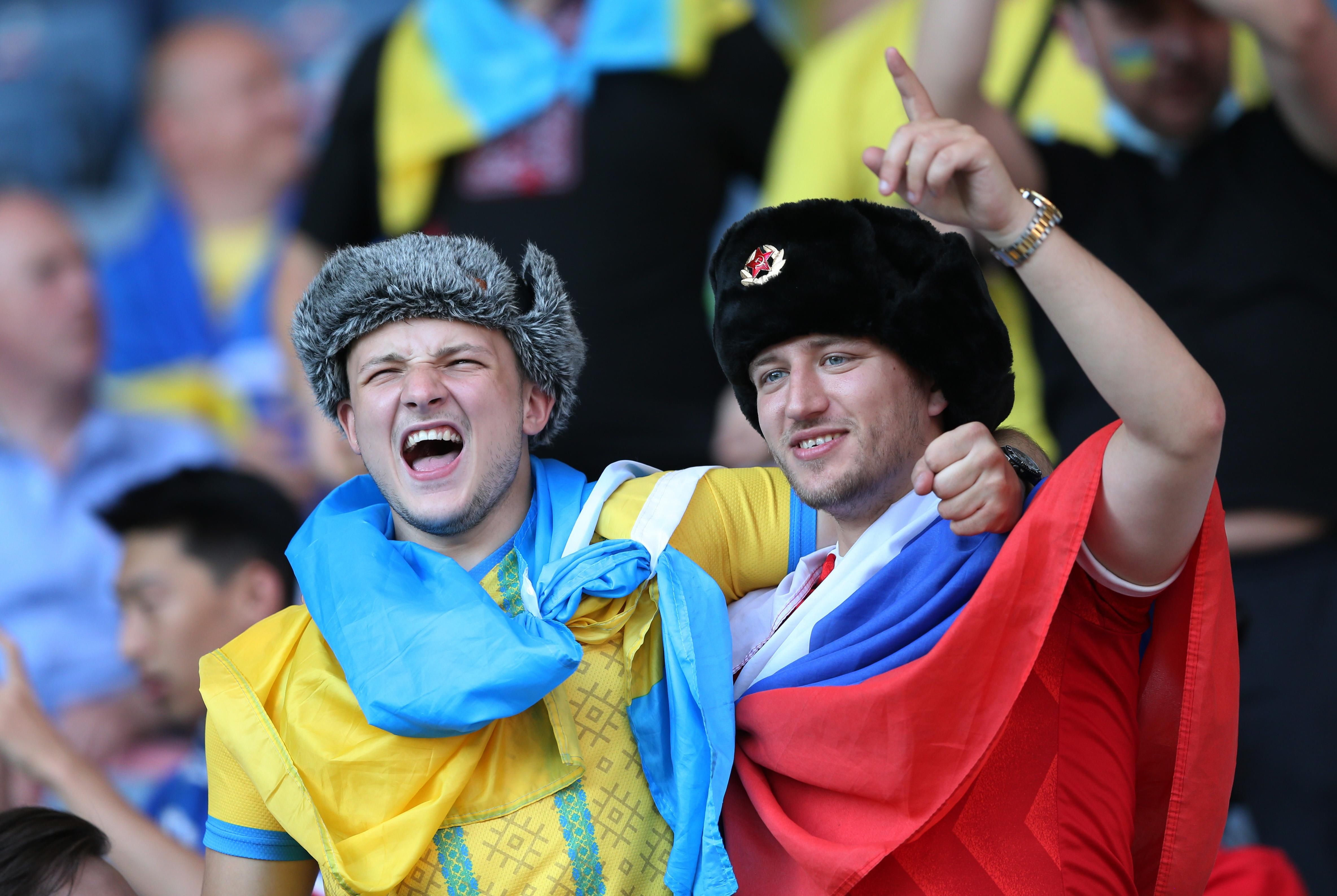 Российский фанат с триколором появился на трибуне Украины - фото
