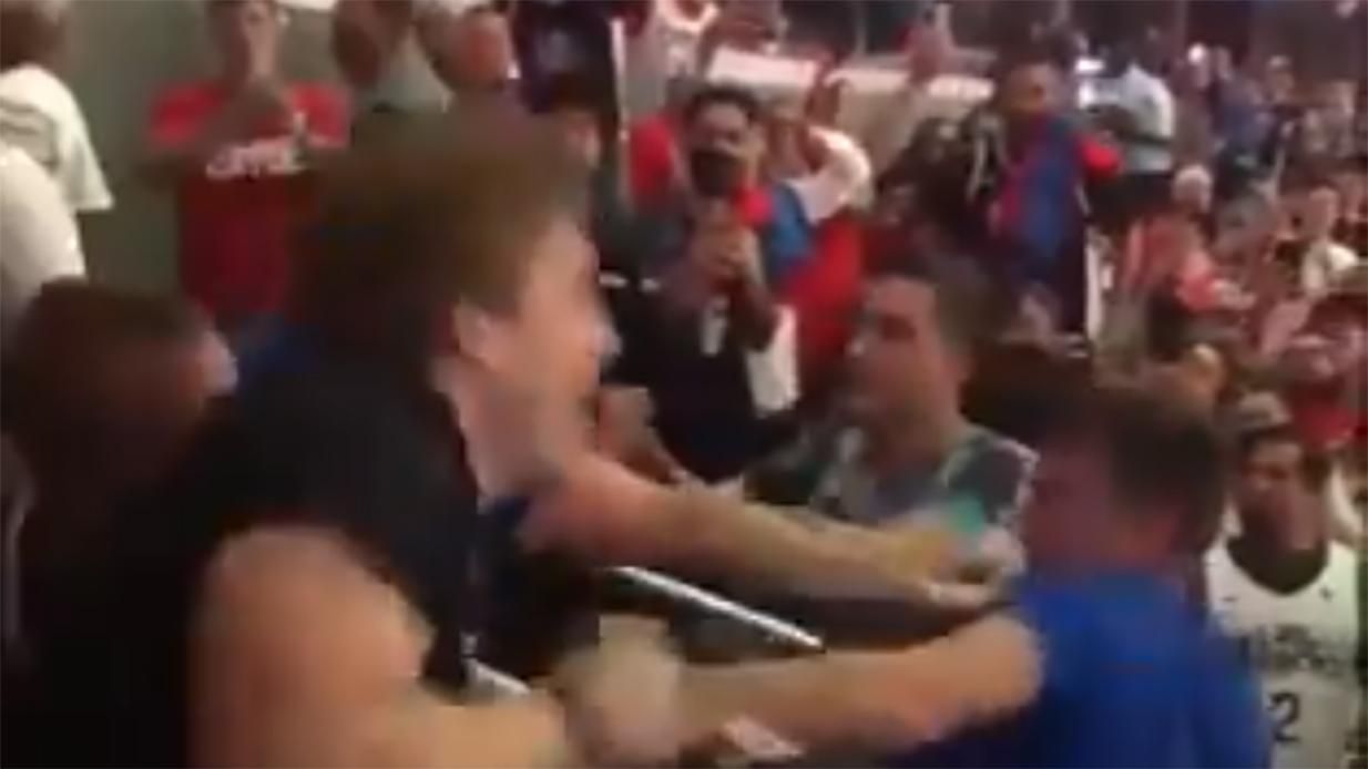 В США фанаты устроили жестокую драку во время матча НБА: видео В США фанаты устроили жестокую драку во время матча НБА: видео