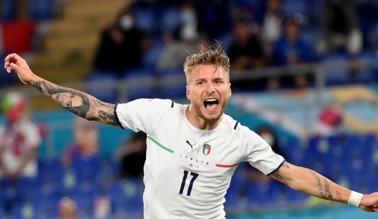 Футболіст Італії "помирав" на полi, але воскрес, як тільки його команда забила гол: відео