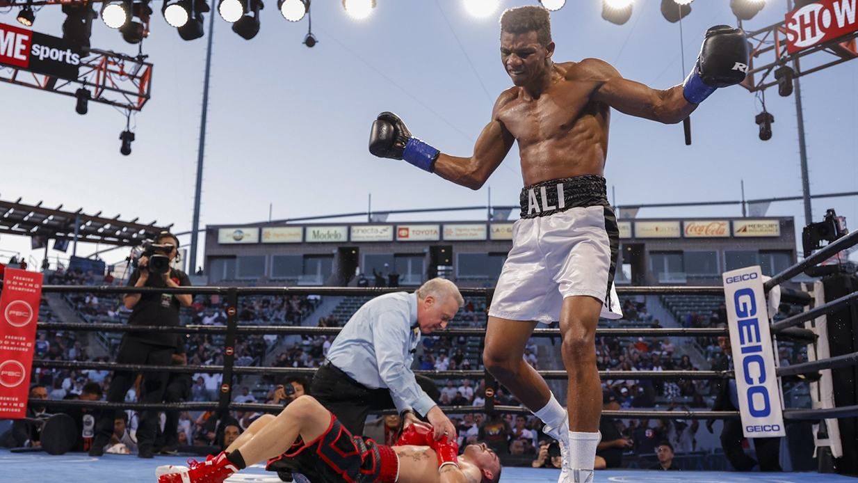 Мичел Ривера жестко нокаутировал Джона Фернандеса: видео Мичел Ривера жестко нокаутировал Джона Фернандеса: видео