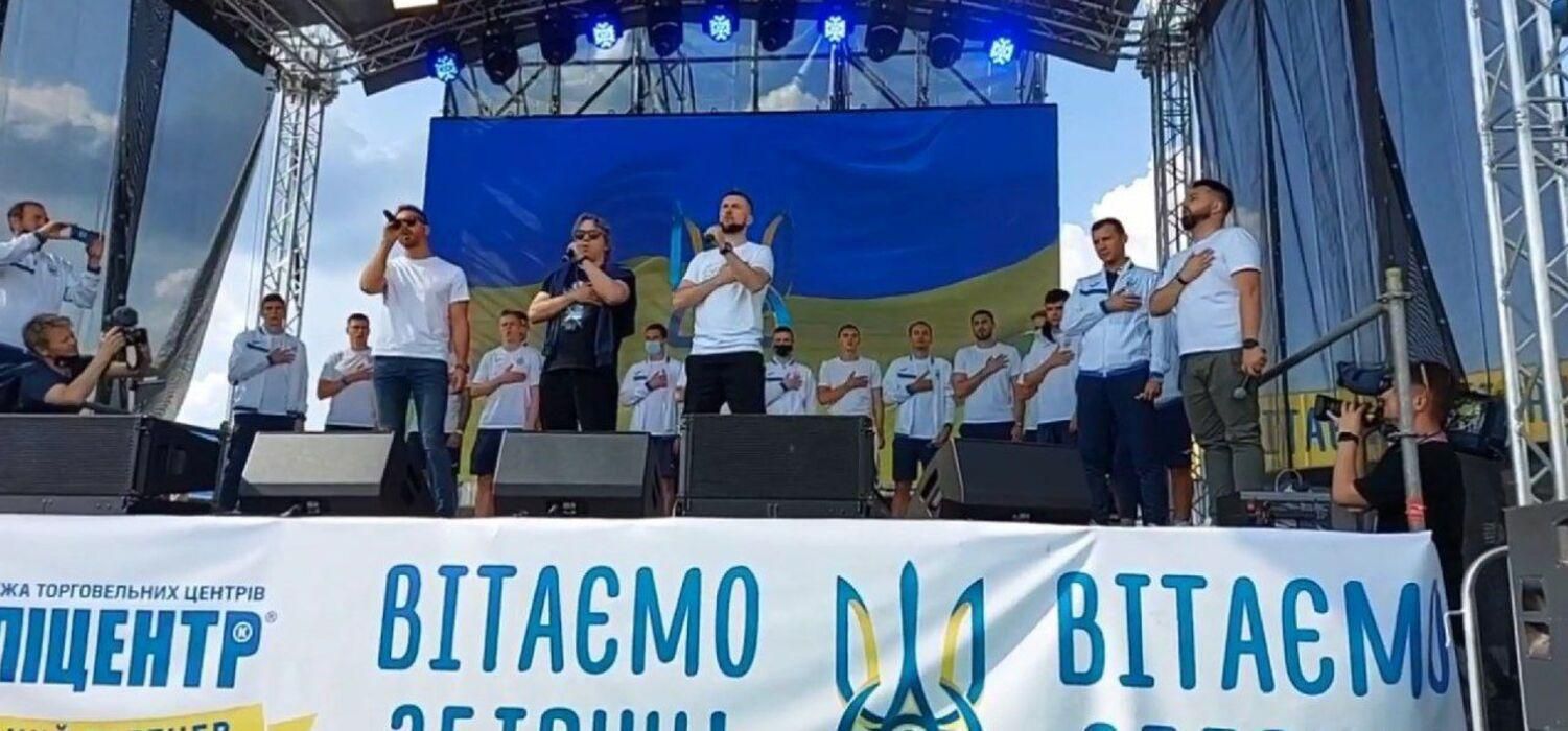 У Борисполі збірна разом з фанатами емоційно виконала гімн: відео