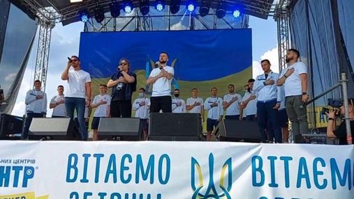 Сборная вернулась: Шевченко и игроки спели гимн в Борисполе с фанатами – мощное видео