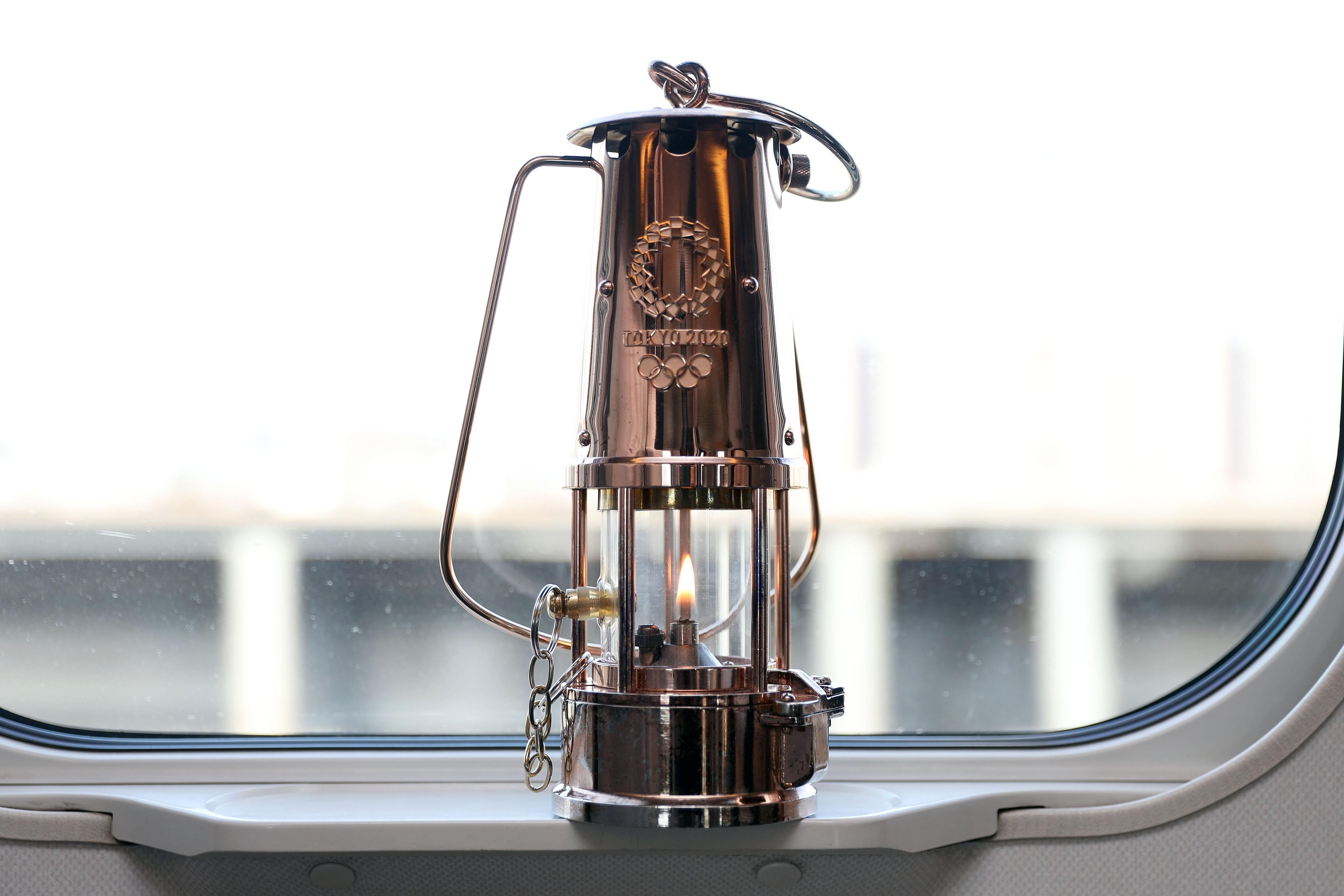 На факелоносця олімпійського вогню напали: полум'я намагалися загасити з водяного пістолета На факелоносця олімпійського вогню напали: полум'я намагалися загасити з водяного пістолета