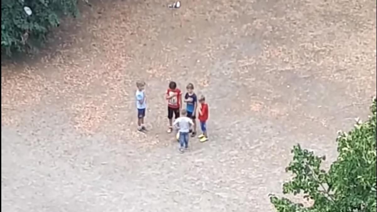 Маленькі футболісти з Троєщини, які співали гімн, отримали в подарунок м'ячі Маленькі футболісти з Троєщини, які співали гімн, отримали в подарунок м'ячі