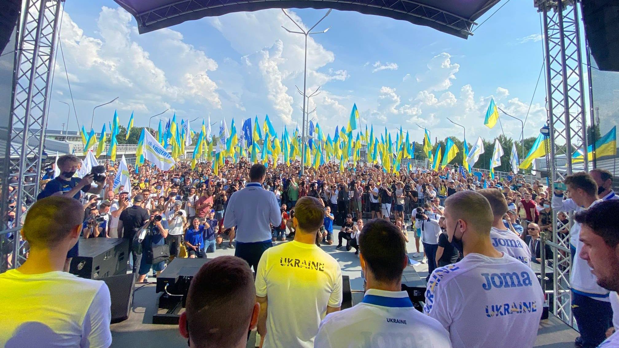 Манипуляция о флагах Украины во время встречи сборной: опровержение