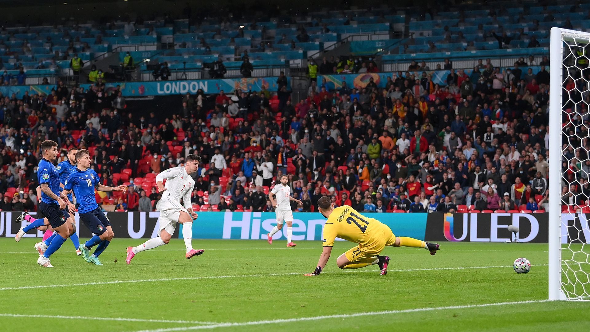 Мората забил гол в ворота Италии Мората забил гол в ворота Италии