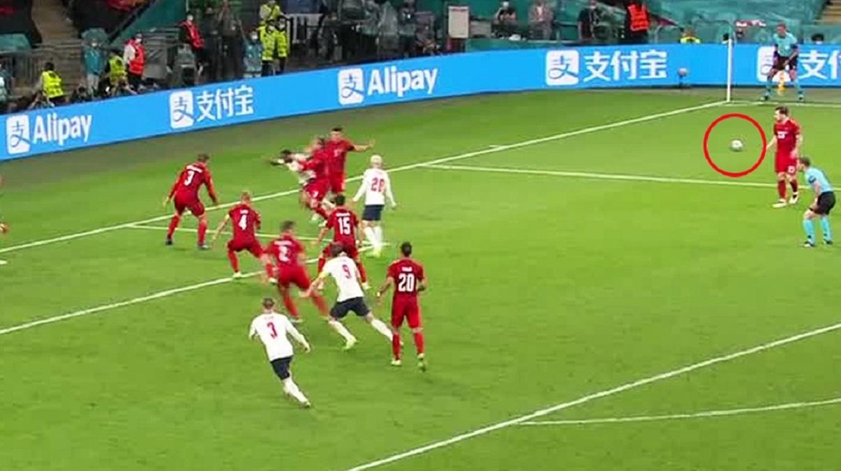 Судья не остановил игру после падения Стерлинга, несмотря на два мяча Судья не остановил игру после падения Стерлинга, несмотря на два мяча