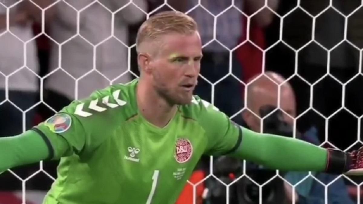 Шмейхелю світили лазером в обличчя під час пенальті Кейна – фото Шмейхелю світили лазером в обличчя під час пенальті Кейна – фото