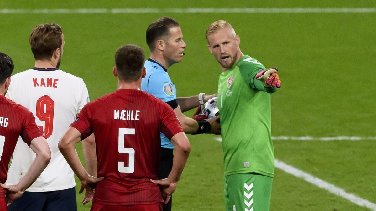 Голкипер Дании указывал арбитру на выходку фаната Англии Голкипер Дании указывал арбитру на выходку фаната Англии