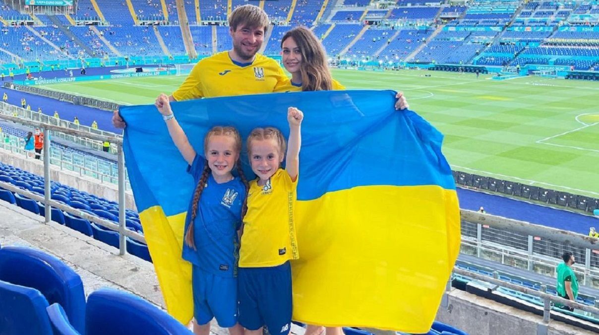 Милые фото близняшек-фанаток со сборной Украины в Риме
