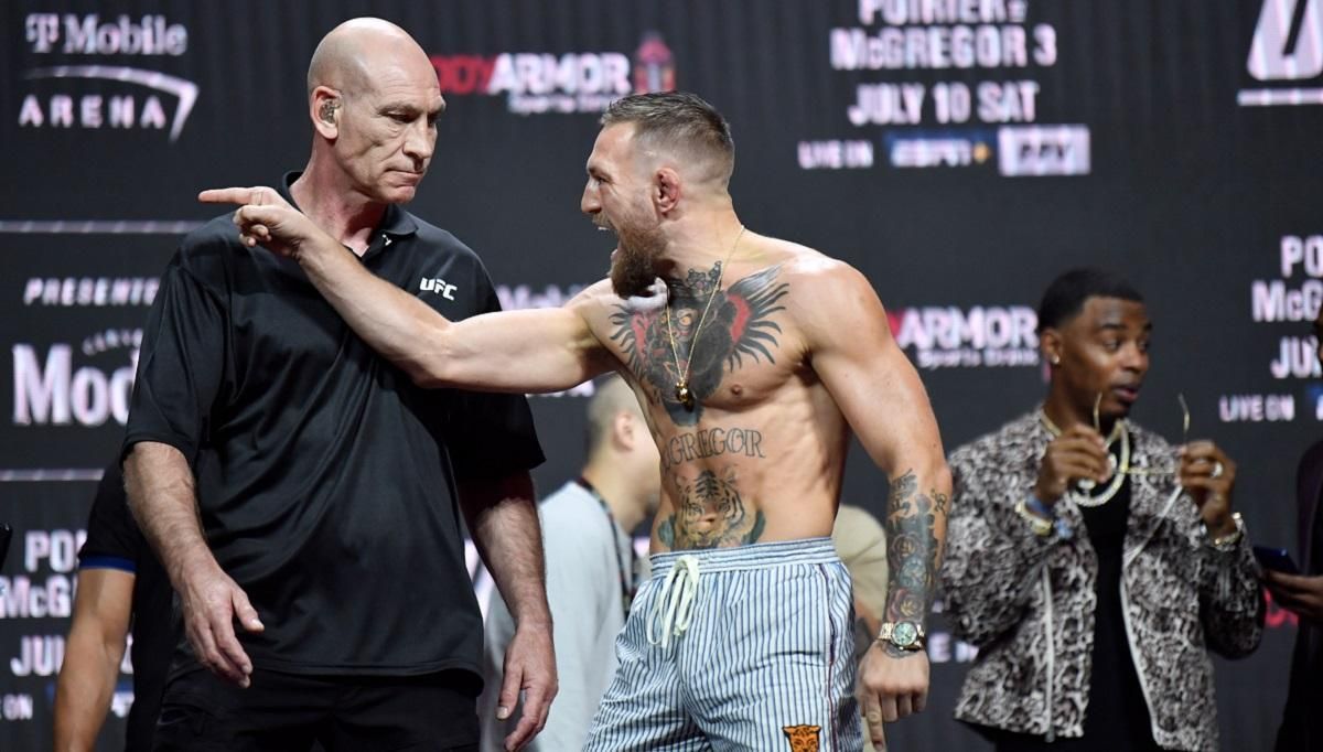 Зважування перед вогняним боєм МакГрегор – Пор'є – відео Зважування перед вогняним боєм МакГрегор – Пор'є – відео