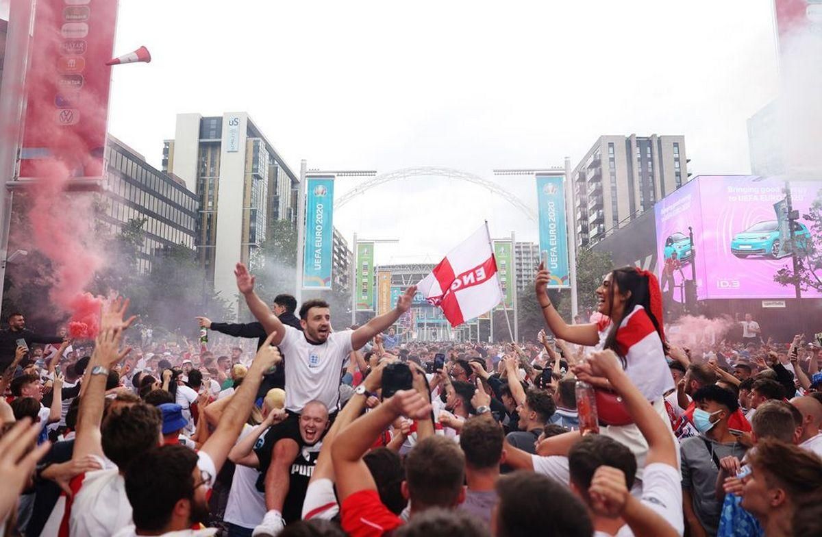 Фанаты Евро-2020 устроили веселье в Лондоне - впечатляющие фото