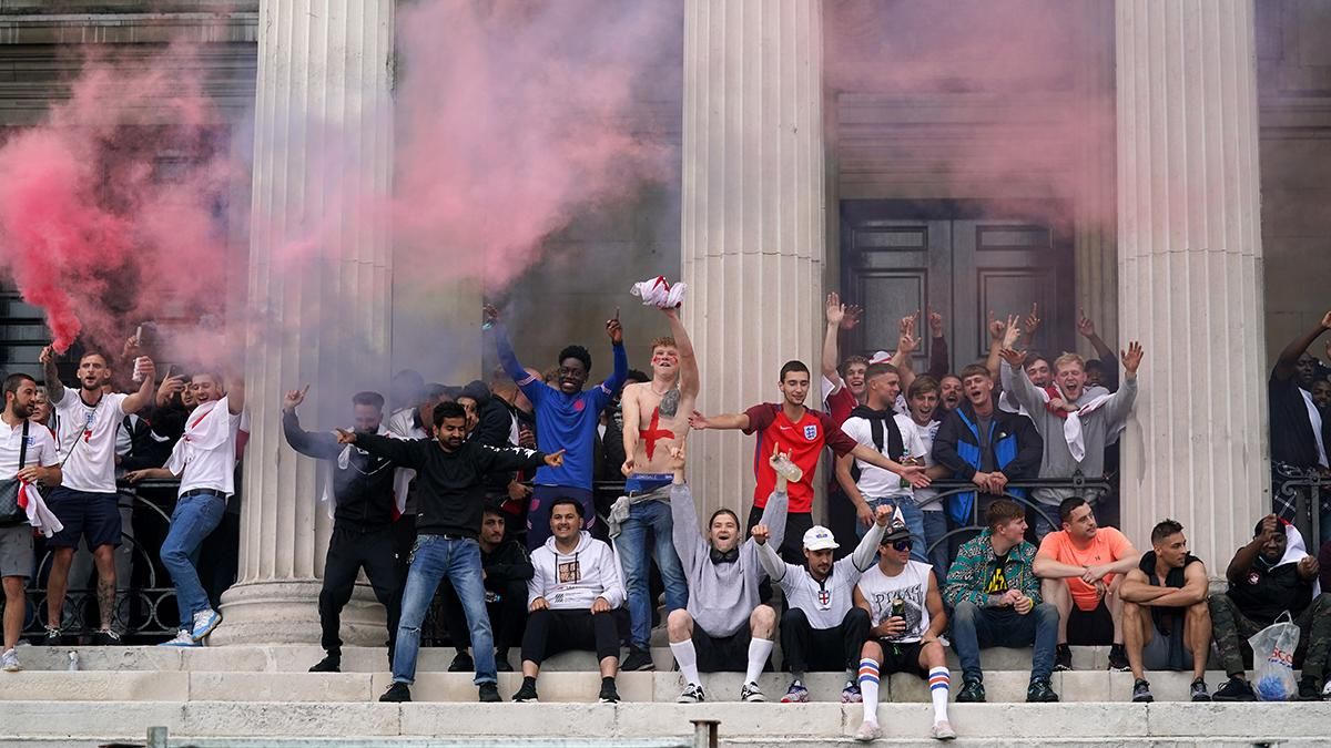 Английские фаны напали на итальянцев перед финалом Евро 2020: видео Английские фаны напали на итальянцев перед финалом Евро 2020: видео