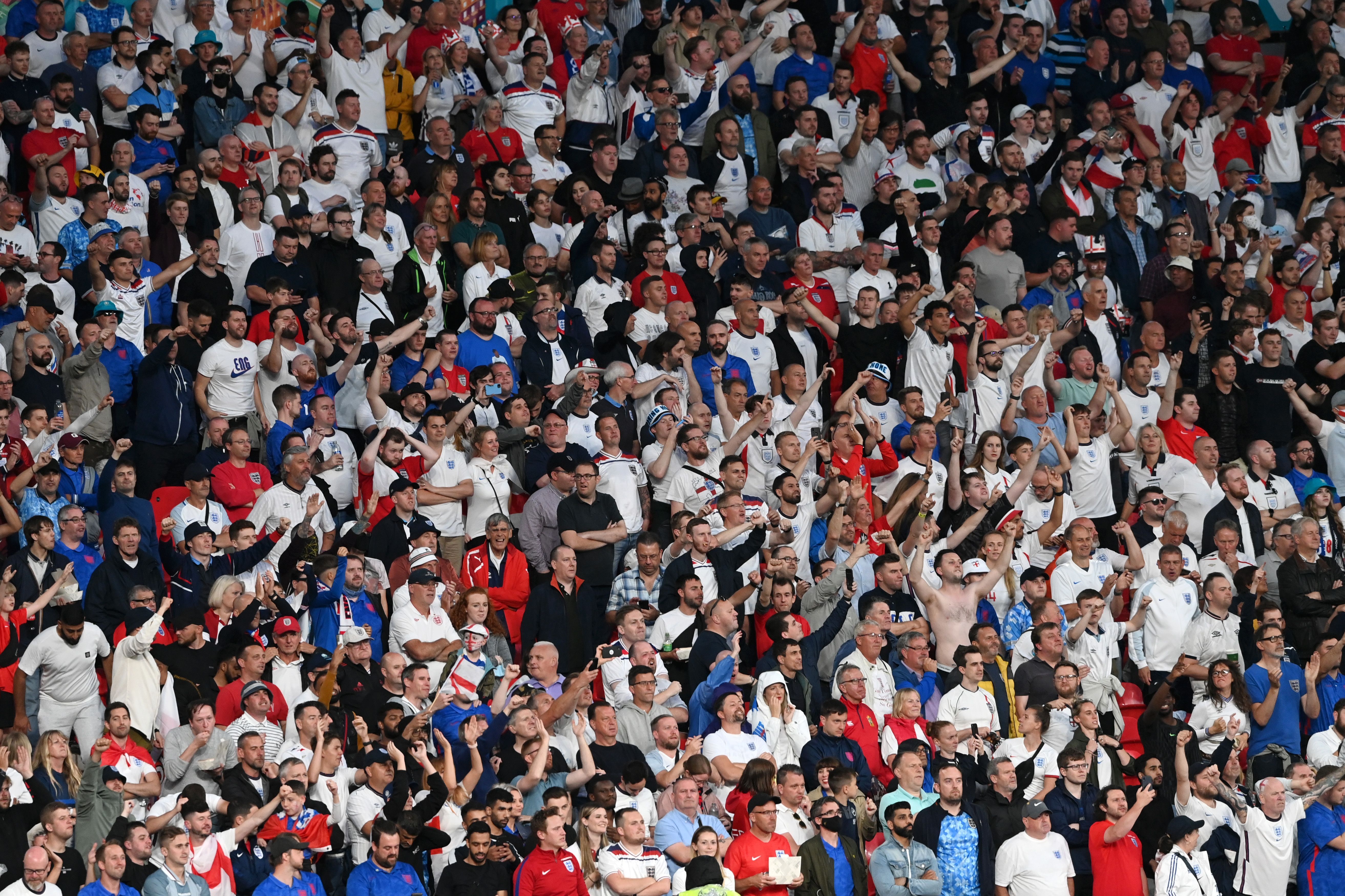 Англійські фани влаштували масову бійку під час фіналу Євро-2020
