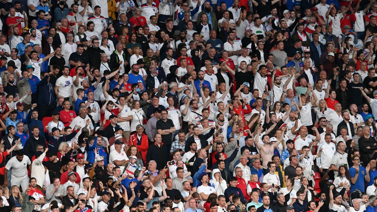 Английские фаны устроили массовую драку во время финала Евро-2020