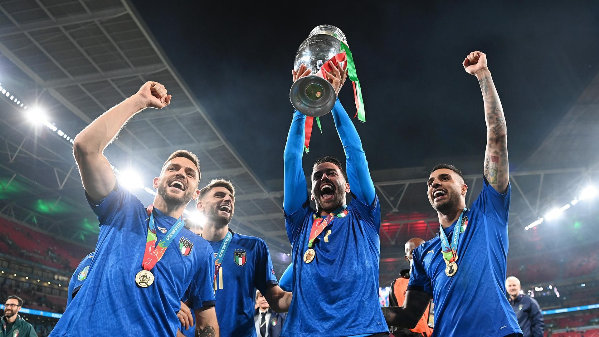 Спінаццола з кубком переможця чемпіонату Європи Спінаццола з кубком переможця чемпіонату Європи