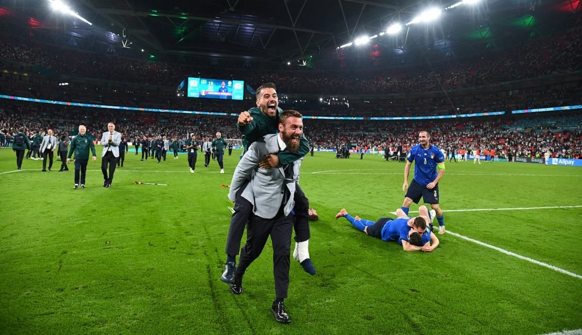 Празднование чемпиона: Де Росси проехался по столу после победы на Евро – смешное видео Празднование чемпиона: Де Росси проехался по столу после победы на Евро – смешное видео