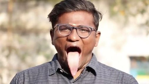 Може лизнути лікоть: чоловік  з найдовшим у світі язиком робить неймовірні трюки – відео 