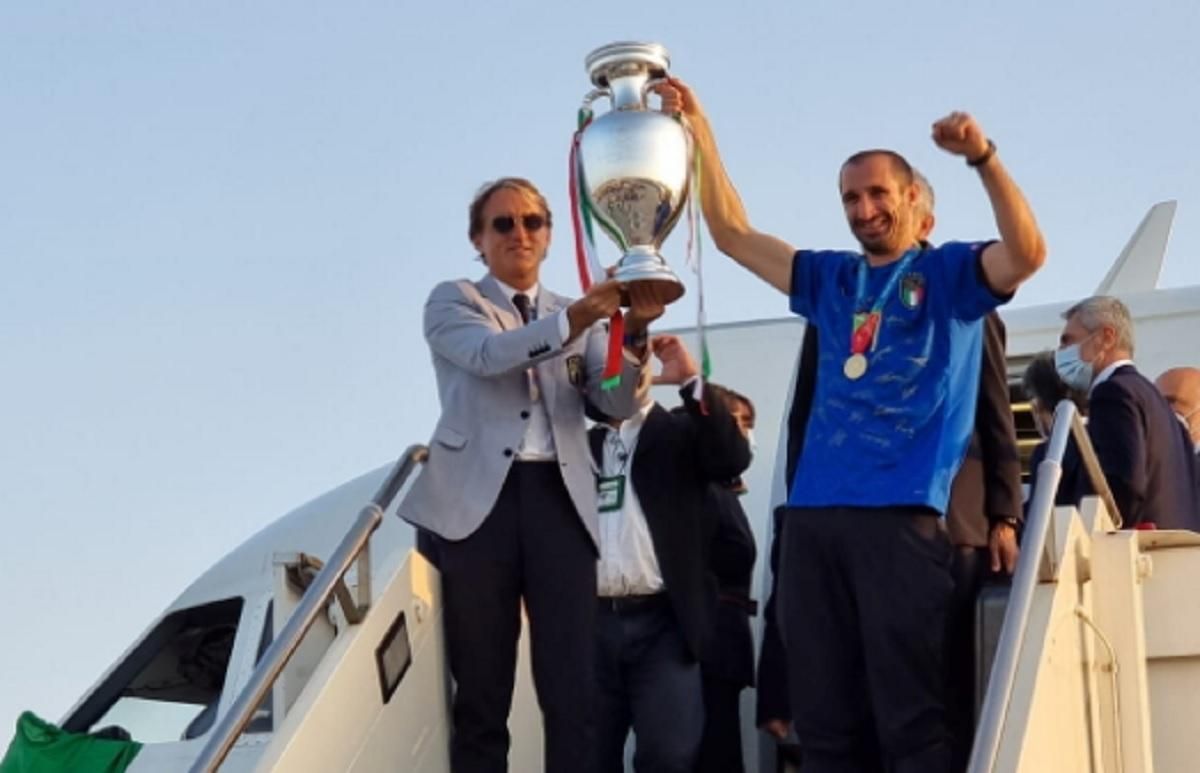В Риме встретили сборную Италии после финала Евро-2020: фото, видео