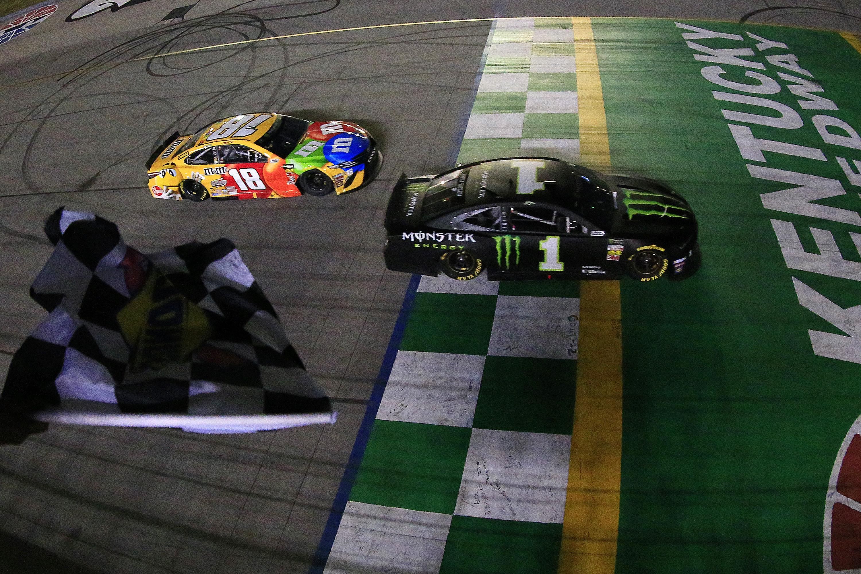 Перегони NASCAR довелося перервати через яму на трасі Перегони NASCAR довелося перервати через яму на трасі