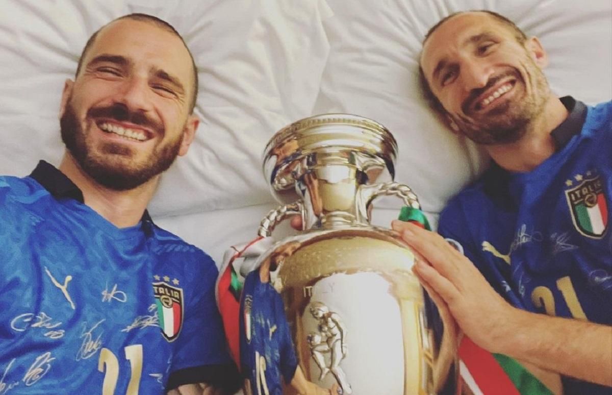 Бонуччи в постели с Кьеллини и кубком Анри Делоне Бонуччи в постели с Кьеллини и кубком Анри Делоне