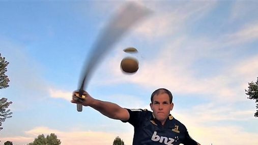 Чоловік розрізав 74 ківі за хвилину, стоячи на фітболі: це його 200 рекорд Гіннеса – відео  