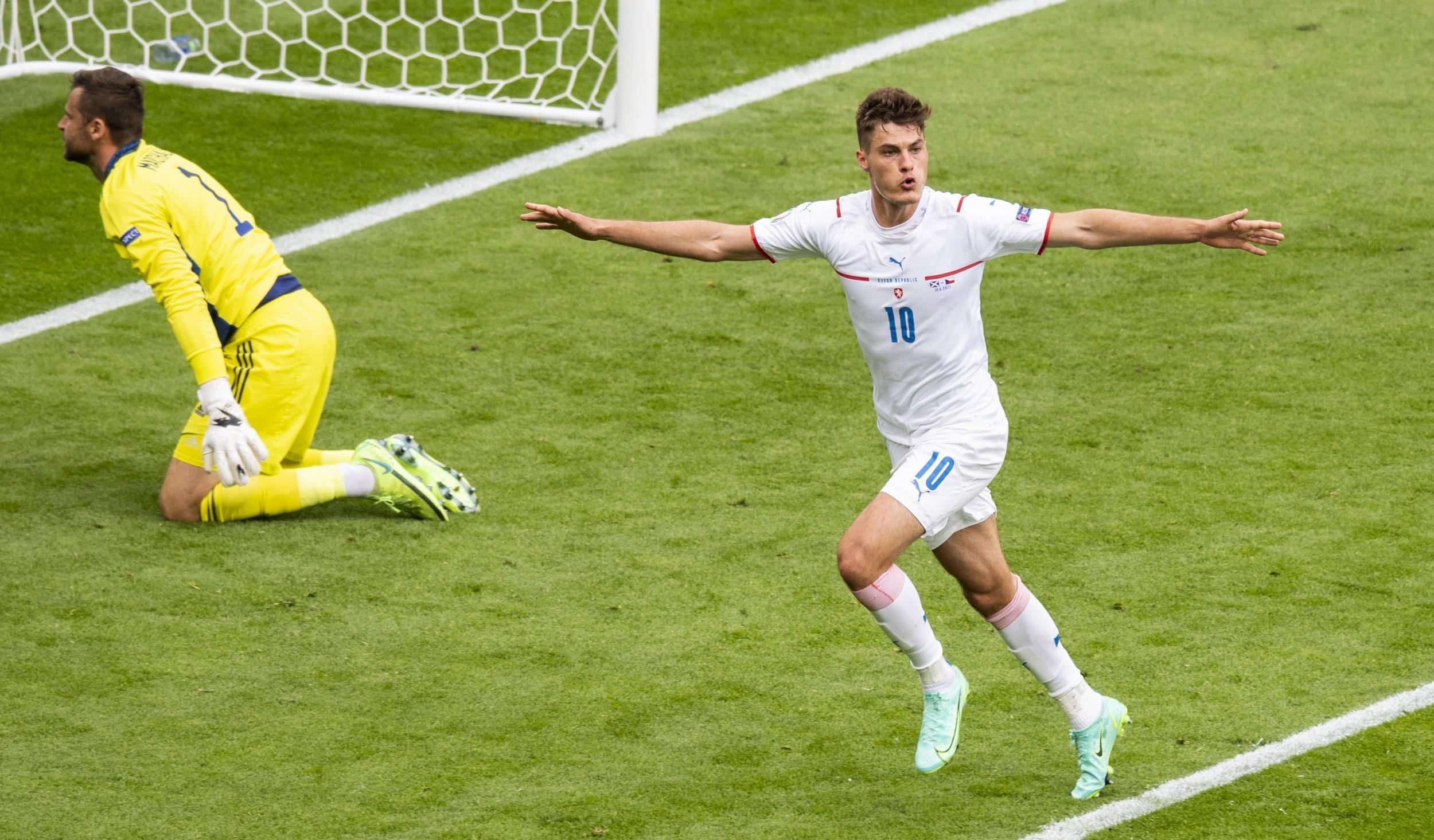 Гол Патрика Шика в ворота Шотландии признан лучшим на Евро 2020: видео Гол Патрика Шика в ворота Шотландии признан лучшим на Евро 2020: видео