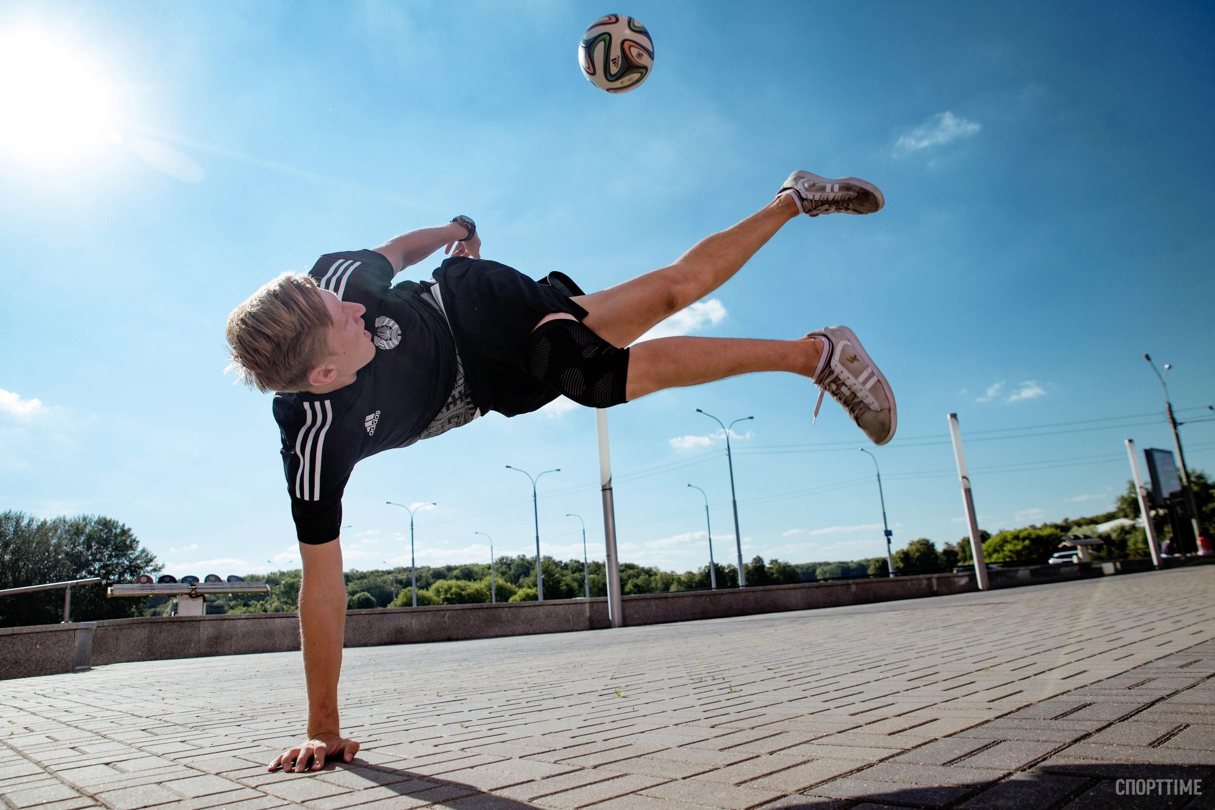 Один удар – два гола: футболист исполнил невероятный трюк – видео Один удар – два гола: футболист исполнил невероятный трюк – видео