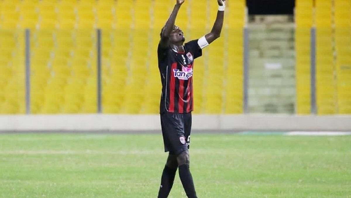 В Гане футболист специально забил два гола в свои ворота: что случилось