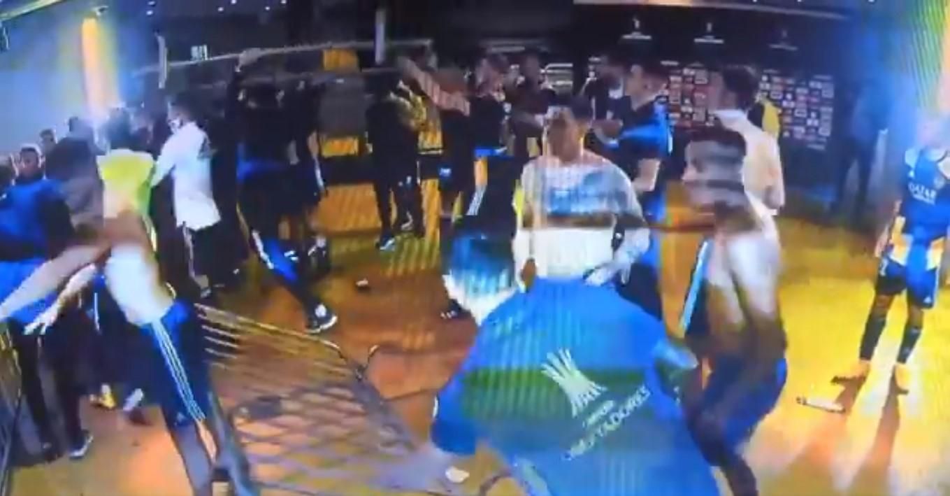 Гравці Бока Хуніорс влаштували бійку з поліцією після вильоту з Копа Лібертадорес, їх затримали - Спорт 24 Гравці Бока Хуніорс влаштували бійку з поліцією після вильоту з Копа Лібертадорес, їх затримали - Спорт 24
