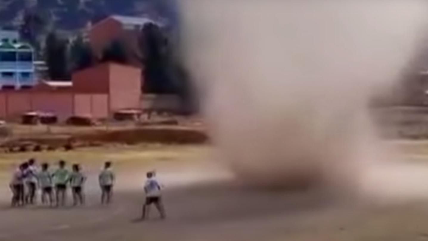 Торнадо прервал футбольный матч в Боливии: видео